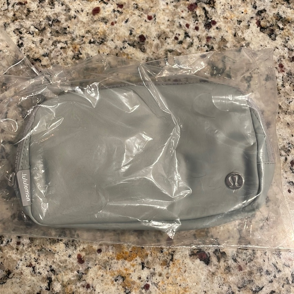 Lululemon 
Everywhere Belt Bag Silver
